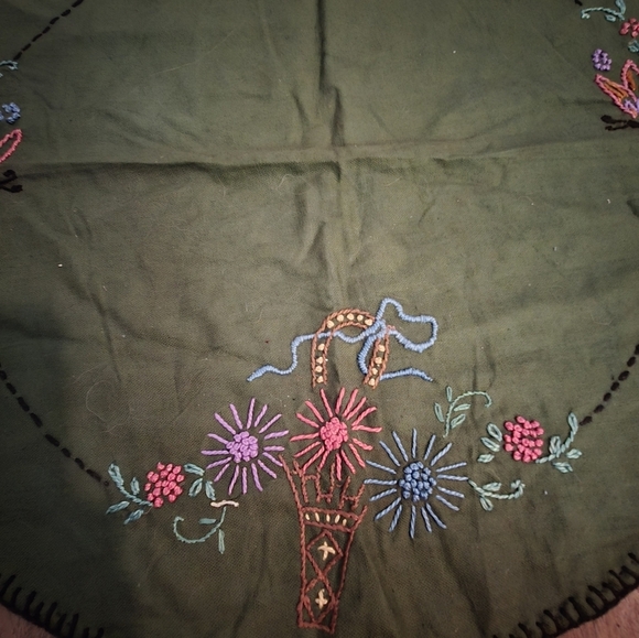 Vintage Embroidered Green Doilie with Floral and Butterfly Design - Picture 2 of 4